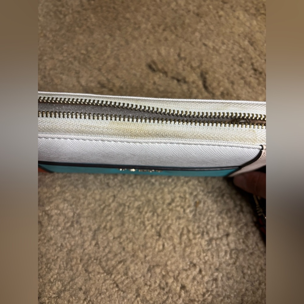 Guess White and Tan Wallet - Picture 6 of 10